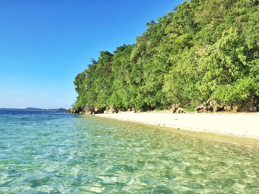 Crystal clear waters of the Polillo sandbars